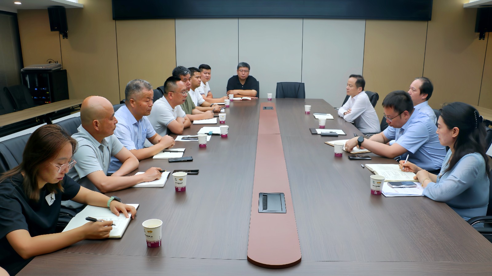 中陜核集團(tuán)黨委書記、董事長(zhǎng)朱華平到二一四隊(duì)調(diào)研